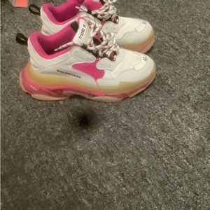 I selling because I can’t fit them anymore they are Balenciagas triple s size 7